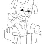 Raskrasil.com-Coloring-Pages-Paw-Patrol-Christmas-Puppy-opens-a-gift